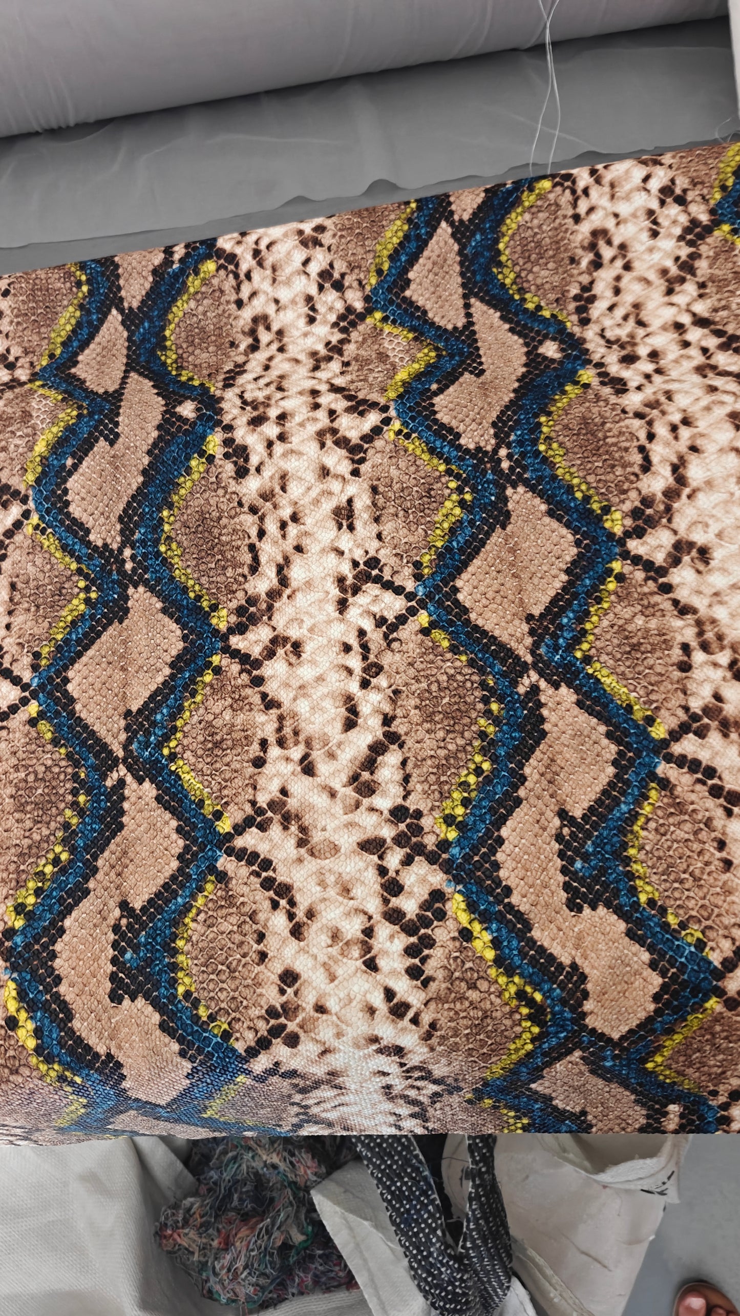 Simili Cuir Python Bleu et Jaune Fluo - Destockage