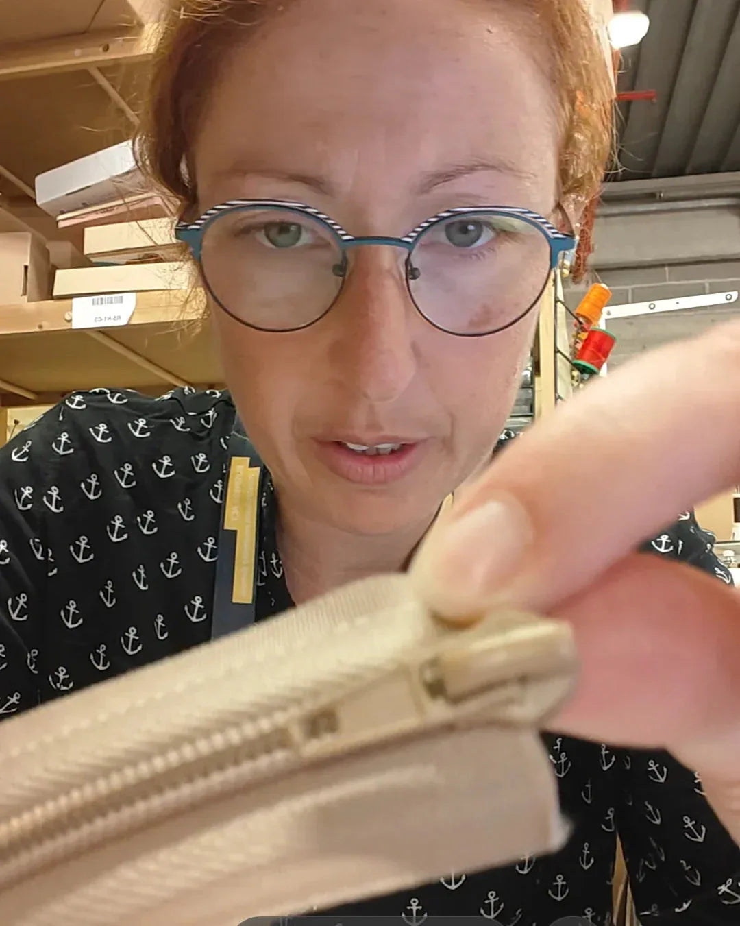 Détail fermeture éclair beige - Fermeture éclair Zip au mètre 6mm Beige — Curseur en métal 6mm assortis aux zips au mètre