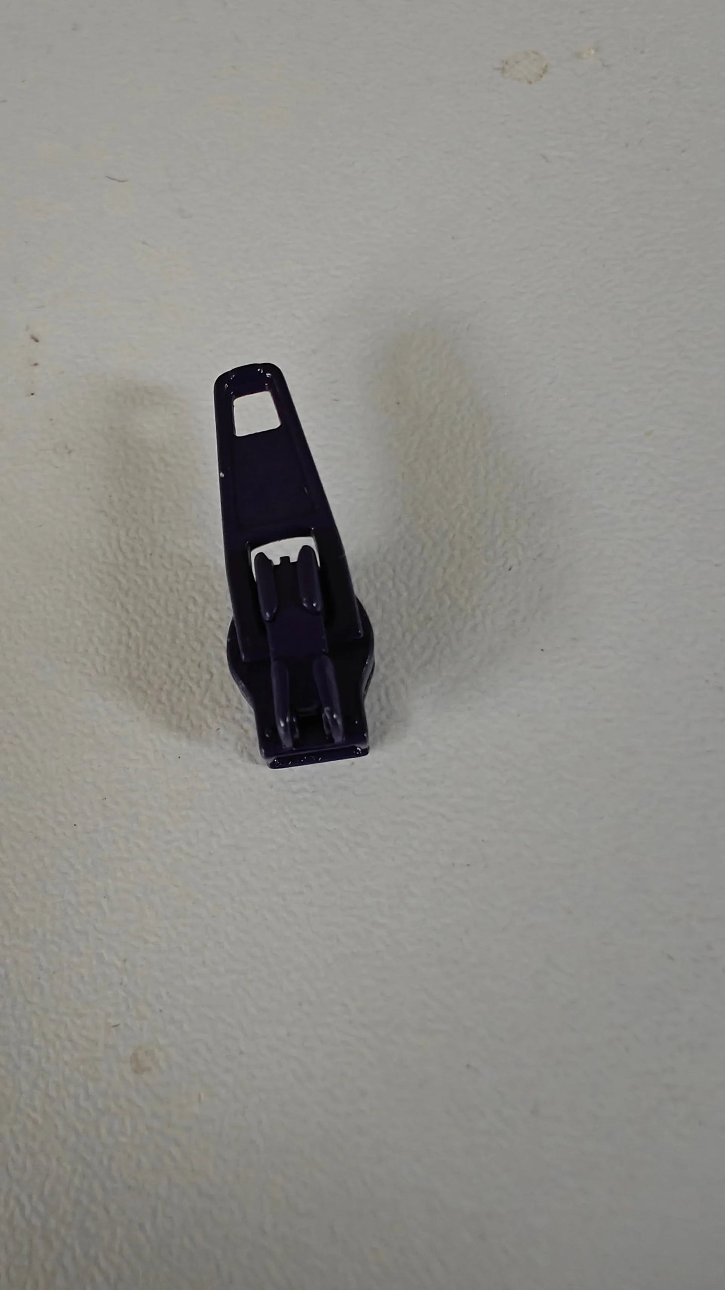 Détail — Curseur pour Fermetures Éclair au Mètre 4mm - Zip  | Autour du Tissu Strasbourg