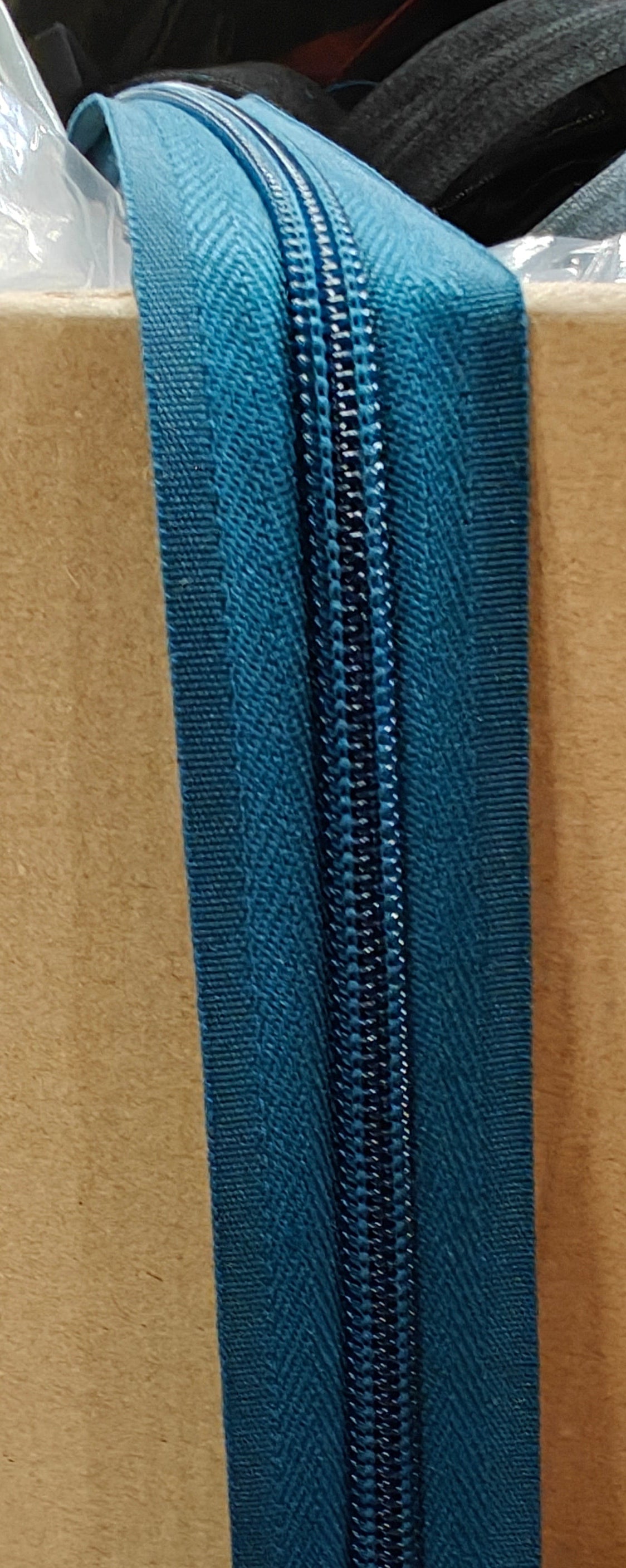 détail texture — fermetures éclair au mètre 6mm - zip bobine - dest | autour du tissu strasbourg