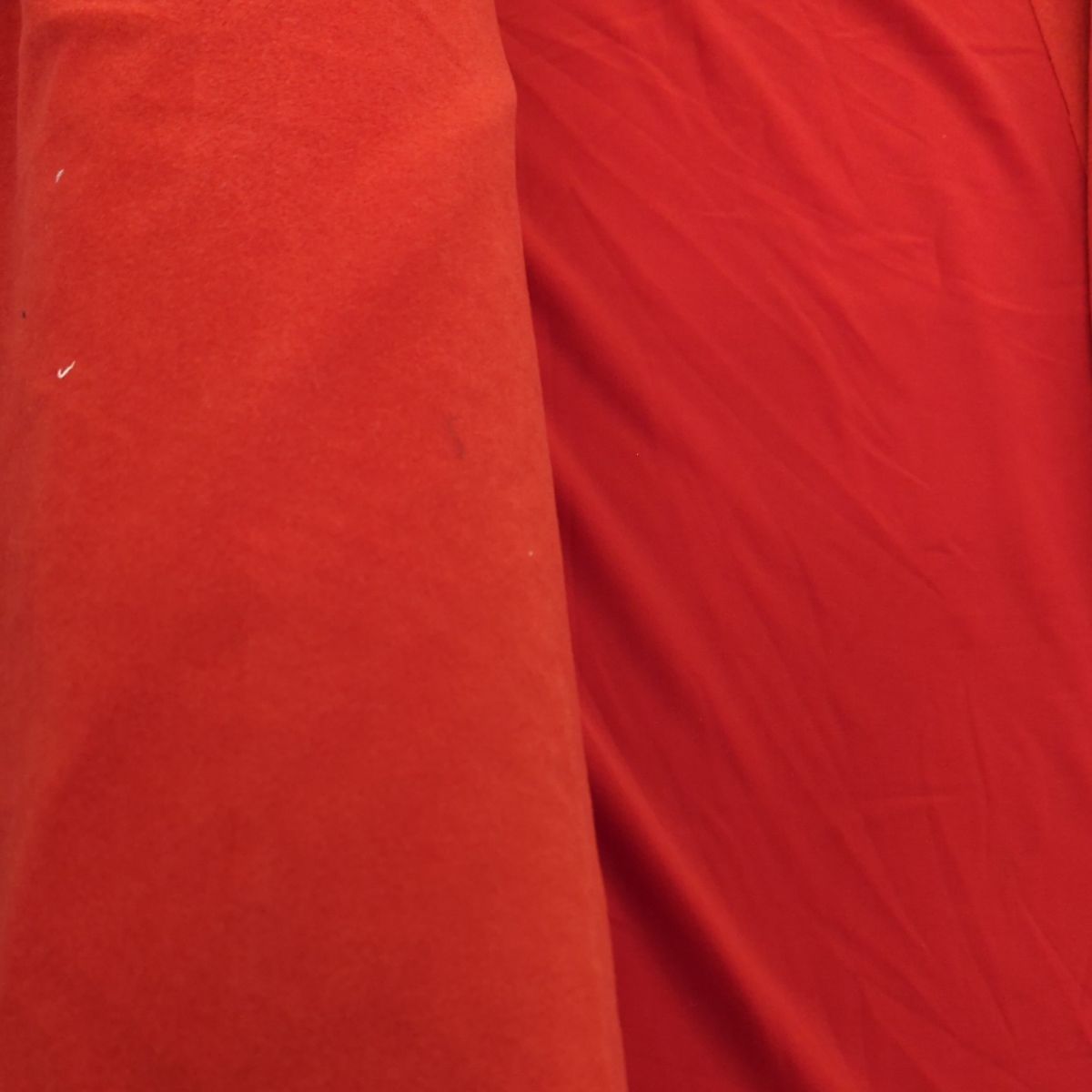 Vue rapprochée — Jersey envers polaire rouge 250×160 cm – Coupon un | Autour du Tissu Strasbourg