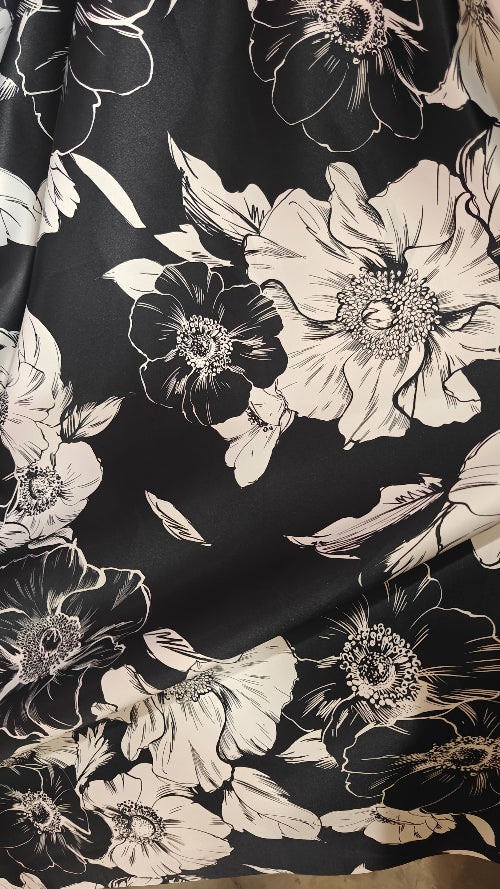 détail texture — satiné viscose polyester fleuri noir et blanc au m | autour du tissu strasbourg
