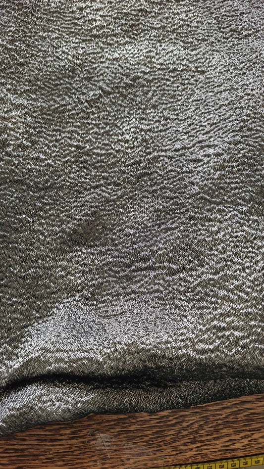 Tissu noir effet lamé à vagues argentées, gros plan sur la texture brillante