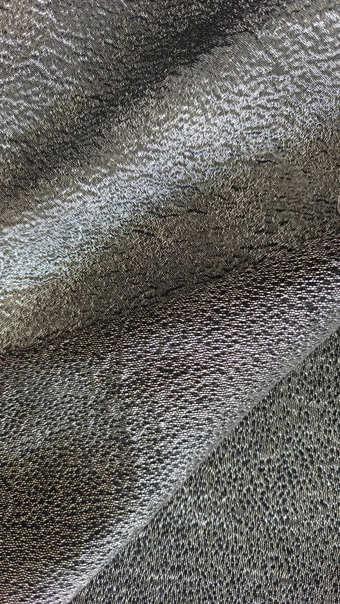 Tombé du tissu lamé noir et argent, reflets et tissage